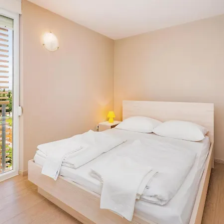 Apartamento Amazing Apartment In Povljana With Wifi