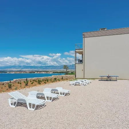 Amazing Apartment In Povljana With Wifi Apartament